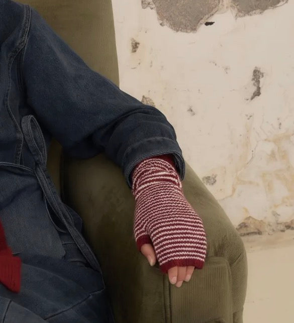 Finden Burgundy Handwarmers
